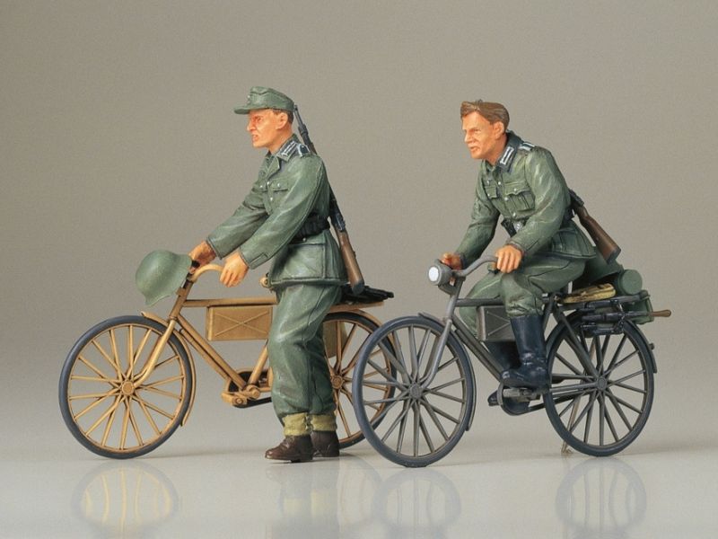 Tamiya German Soldiers with Bicycles  35240